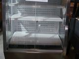 une vitrine qui contient de nombreux objets