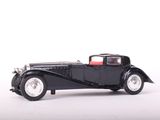 une maquette de voiture noire posée sur une surface blanche