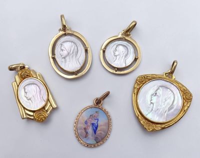 quatre pendentifs en or et en nacre et un pendentif en nacre