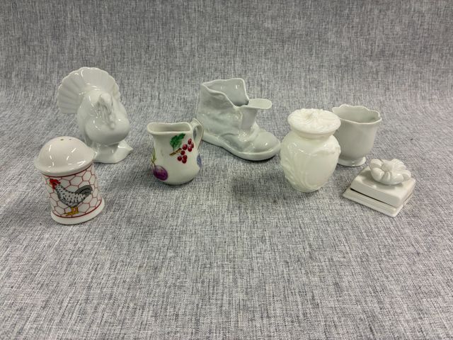 Cinq objet de vitrine en porcelaine blanche, un petit pot couvert