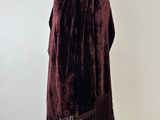 une photo d'une écharpe violette posée sur un présentoir pour mannequin