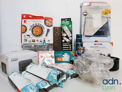 de nombreux objets différents posés sur une table