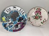 deux assiettes avec des motifs différents