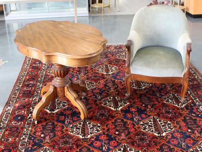 Guéridon violoné quadripode sur roulettes à un tiroir en boi…