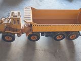 un camion miniature posé à côté d'un camion-benne miniature
