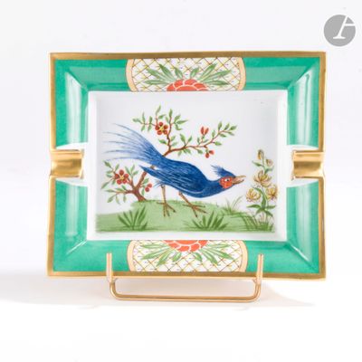 une image représentant un oiseau bleu sur une assiette verte et dorée