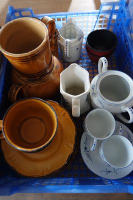 LOT de tasses et sous-tasses en porcelaine ou faïence.