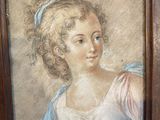 tableau représentant une jeune fille en robe bleue, dans un cadre en bois