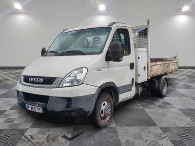 un camion blanc garé dans une pièce