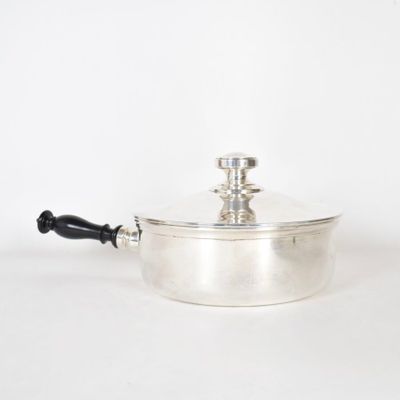 Casserole en métal avec son couvercle, le manche en bois tou…