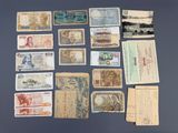 plusieurs types différents de billets de banque disposés sur une table