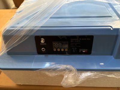 un récipient en plastique muni d'un couvercle, posé sur une table