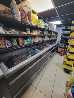 le rayon réfrigéré d'une épicerie, rempli de produits alimentaires