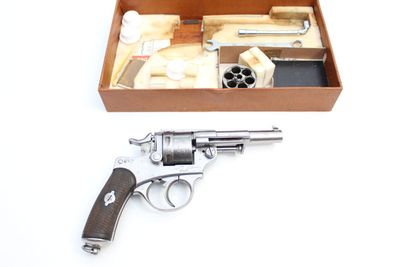 un pistolet dans une boîte contenant un pistolet