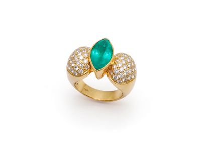 une bague en émeraude et diamant