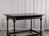 une vieille table en bois posée sur un parquet en bois massif