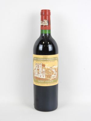 une bouteille de vin posée sur une table