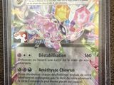 gros plan d'une carte pokemon dans un étui en plastique