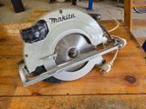 a picture of a circular saw on a wooden table
