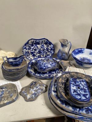 de nombreuses assiettes et bols bleus et blancs posés sur une table