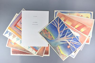 beaucoup de cartes et un livre posés sur une table