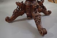 Guéridon en chêne sculpté, le piètement tripode à décor de t… (photo 6)