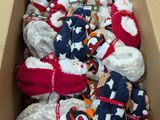 une boîte en carton remplie de chaussettes et de mitaines à vendre