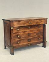 Commode en noyer ouvrant à quatre tiroirs. (photo 2)