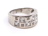 une image d'une bague en diamant sur fond blanc
