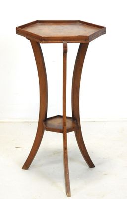 une image d'une petite table en bois avec un plateau en bois