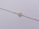 un bracelet en argent et en or orné d'une fleur