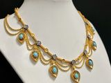 gros plan d'un collier sur un mannequin mannequin