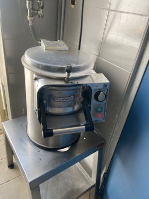 une machine posée sur une table dans une pièce