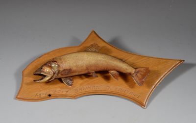 un poisson posé sur une plaque en bois