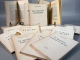 plusieurs livres ouverts empilés les uns sur les autres sur une table
