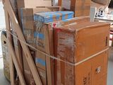 de nombreux cartons empilés les uns sur les autres dans un entrepôt