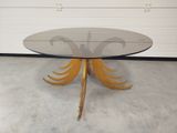 une photo d'une table en verre avec des pieds en métal doré et un plateau en verre