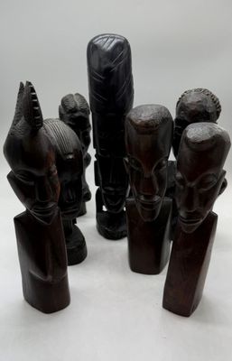un ensemble de sculptures en bois de formes et de tailles variées