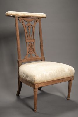une chaise ancienne en bois avec une assise rembourrée beige