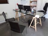 un bureau avec deux ordinateurs et une chaise devant