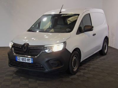 la camionnette blanche est garée dans une grande pièce au sol en damier