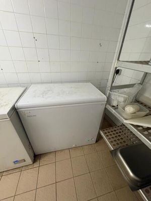 un lave-linge et un sèche-linge dans une petite pièce