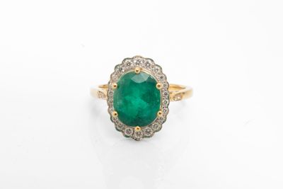 une bague en émeraude et diamant