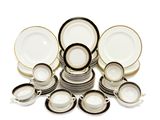 Il y a toutes sortes d'assiettes et de bols sur cette table