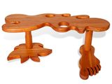 une table en bois sur laquelle se trouvent un pied et une main