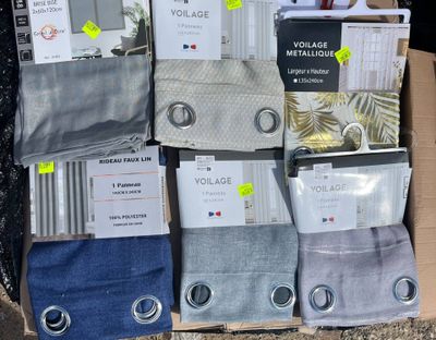 plusieurs paires de chaussettes dans une boîte avec leur étiquette