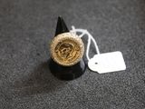 une bague ornée d'un sceau en or, posée sur une table