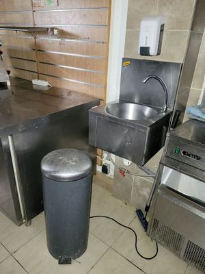 une image d'une cuisine avec un évier et une poubelle