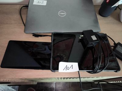 deux ordinateurs portables posés sur une table