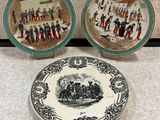 deux assiettes ornées de motifs différents, posées sur une table